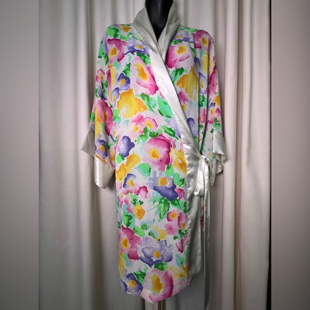 Vintage Victoria’s Secret satin and sheer wrap robe 🌺 excellent condition 🌺